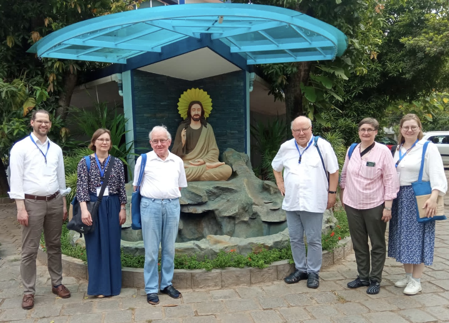 Die Mitglieder der Osnabrücker Bistumsdelegation stehen in Kochi vor einer Jesusstatue